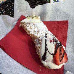 La Pignolata Guinness Cannoli - Cannoli two ways- half traditional and half with fresh fruit