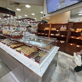 Bonjour Bakery - Inside - Bakeries Near Me - Walnut, California