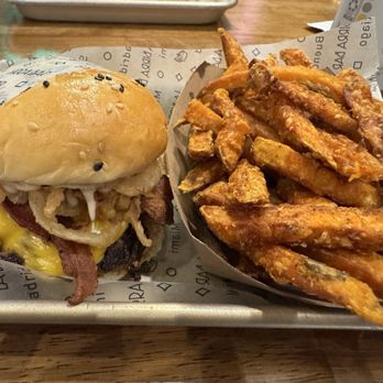 La Birra Bar - Wynwood - Burgers Near Me - Miami, Florida