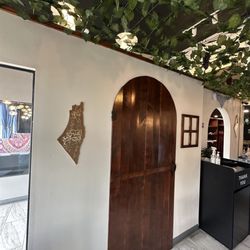 Mo'z Mediterranean Grill - Interior