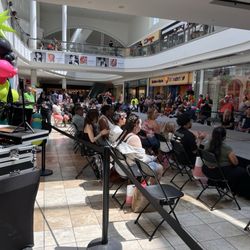 Mershops Galleria at Sunset - Fashion show back to school 2025