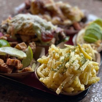 Pepito's Plaza - a tray of food with macaroni and cheese - Burgers Near Me - Doral, Florida Pepito's Plaza - a tray of food with macaroni and cheese - Burgers Near Me - Doral, Florida