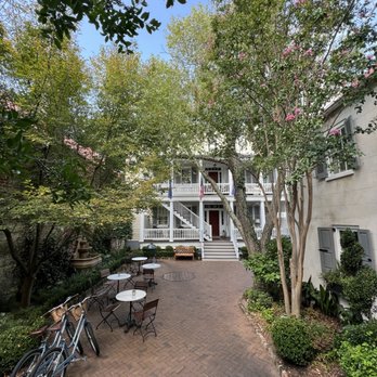 Zero George - Zero George Common Areas between buildings. - Hotels Near Me - Charleston, South Carolina