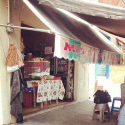 Miscelanea Javi - Casi siempre verán abajo el toldo de la tienda o un puesto de quesadillas afuera.
