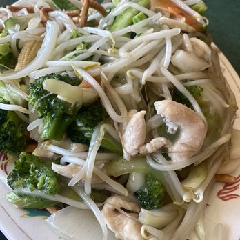 Double Dragon - Chowmein at this restaurant means bean sprouts and corn starch sauce. - Chinese Near Me - Sandy, Oregon