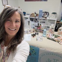 Integrative Hand to Shoulder Therapy and Wellness - Lemongrass Spa Consultant and holistic nutrition health coach here to help you.