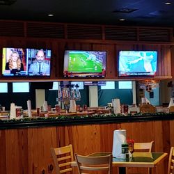 Gator's Dockside - Saint Cloud - Bar area.