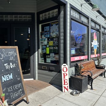 Scooper McQuades - a sign outside of a restaurant - Ice Cream & Frozen Yogurt Near Me - The Dalles, Oregon