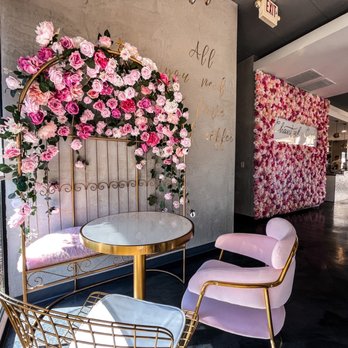 Chant’el Cafe - A WALL and a BOOTH of flowers! - Cafes Near Me - Folsom, California