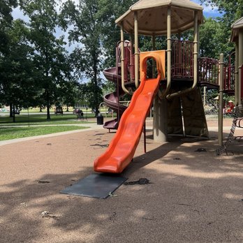 Meadowood Park - Parks Near Me - Speedway, Indiana