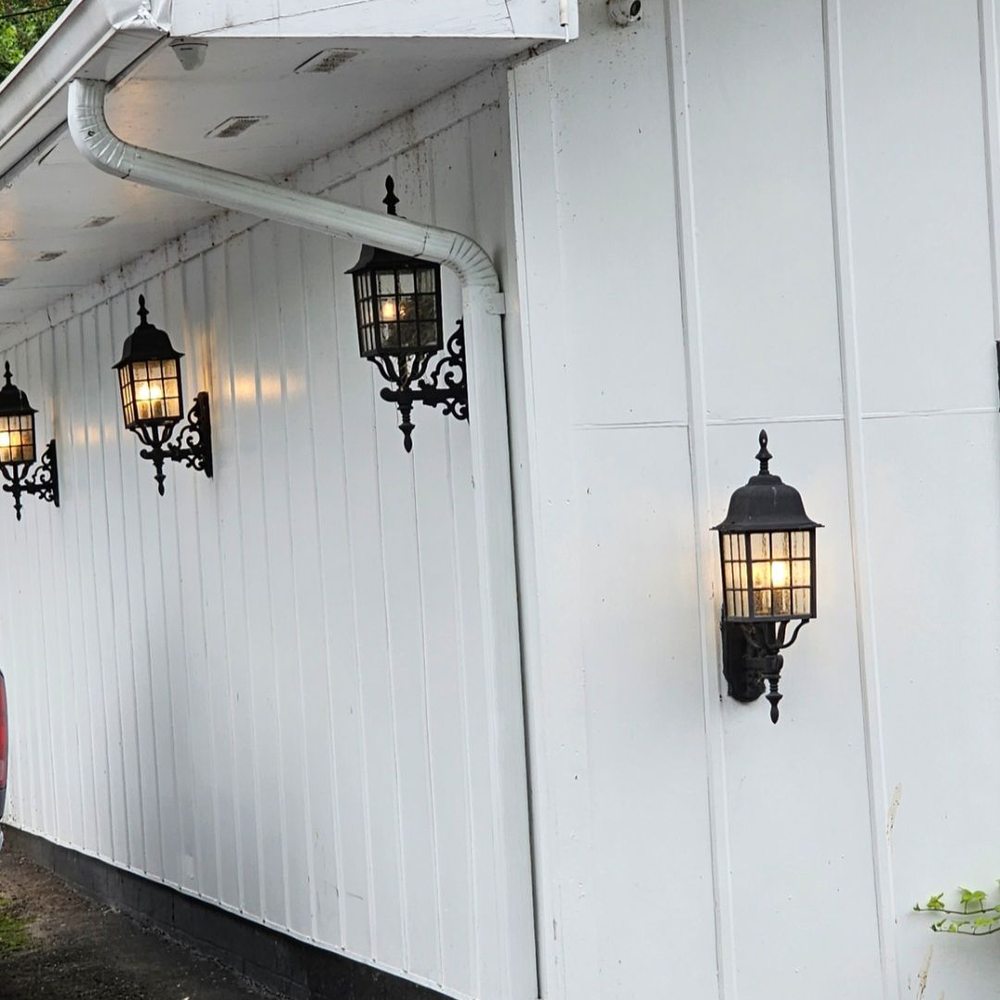 Walt's Hitching Post - Lantern type lights outside - New American Near Me - Fort Wright, Kentucky Walt's Hitching Post - Lantern type lights outside - New American Near Me - Fort Wright, Kentucky