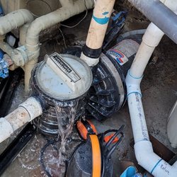 Albuquerque Pools & Spas - Pool pump - I'm not a professional but water should stay in the pool right? That top should seal?