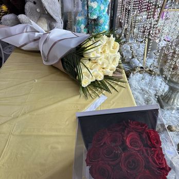 Million Roses Flowers - 24 roses - Florists Near Me - North Hollywood, California Million Roses Flowers - 24 roses - Florists Near Me - North Hollywood, California
