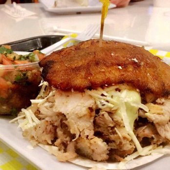 Maxi Arepa - Plátano dulce con pernil y pico de gallo - Venezuelan Near Me - Miramar, Florida