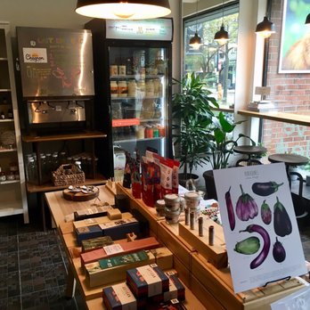 La Réserve Naturelle - A l'avant de la boutique, un frigo, le lait en vrac, de beaux produits et des places assises pour profiter de ses achats - Shopping Near Me - Montreal, Quebec La Réserve Naturelle - A l'avant de la boutique, un frigo, le lait en vrac, de beaux produits et des places assises pour profiter de ses achats - Shopping Near Me - Montreal, Quebec