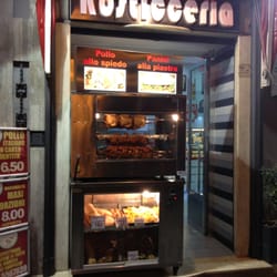 Rosticceria Magia - Facciata della rosticceria, con polli allo spiedo.