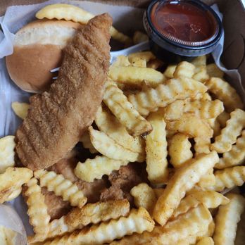 Chicken Basket - 4 pc tender dinner - Salad Near Me - Gaithersburg, Maryland