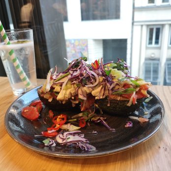KINNELOA - Grilled avocado with chicken - International Near Me - Hamburg, HH