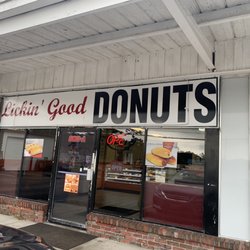 Lickin Good Donuts - Front of establishment with two small booths inside. More of a grab and go.
