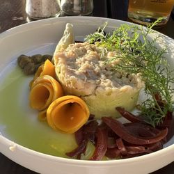 Winiarnia i Gospoda Nad Jeziorem - Smoked salad over peas with beets