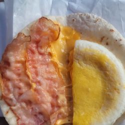 Dunkin' - Bacon, egg and cheese wrap