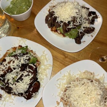 Arepa Lady - arepa de queso (3) - vegetariano, carne, pollo desmechado - Colombian Near Me - Jackson Heights, New York