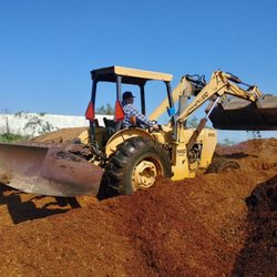 The Jefe mounting a fresh mound of compost (Horse manure and bedding)