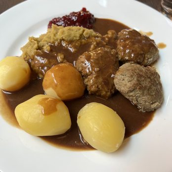 Kaffistova - Meatballs, mushy peas, and potatoes - Traditional Norwegian Near Me - Oslo, 03 Kaffistova - Meatballs, mushy peas, and potatoes - Traditional Norwegian Near Me - Oslo, 03