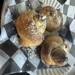 GARLIC KNOTS