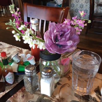 Wild Huckleberry - Adorable tables with fresh flowers - Breakfast & Brunch Near Me - Wenatchee, Washington Wild Huckleberry - Adorable tables with fresh flowers - Breakfast & Brunch Near Me - Wenatchee, Washington