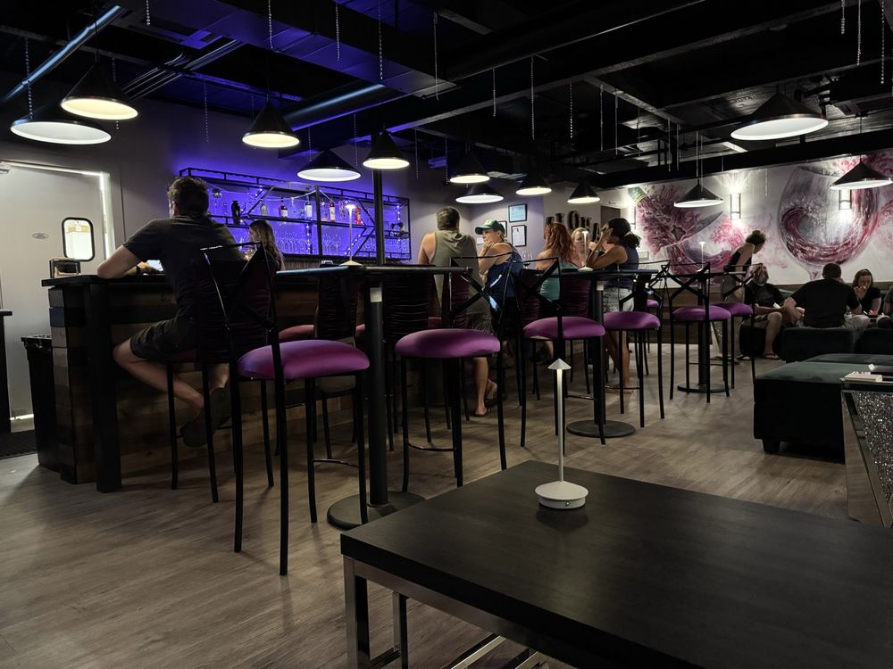 deVine Wine Lounge 