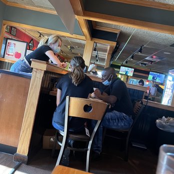 Applebee's Grill + Bar - Good use of employees. - Sports Bars Near Me - Ypsilanti, Michigan