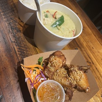 Palm Thai Cafe - Chicken wings and Green Curry - Thai Near Me - San Diego, California
