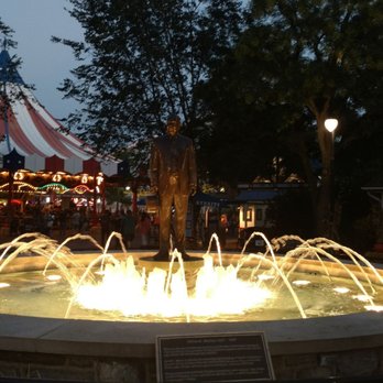 Hersheypark - Fountain all lit up - Amusement Parks Near Me - Hershey, Pennsylvania Hersheypark - Fountain all lit up - Amusement Parks Near Me - Hershey, Pennsylvania