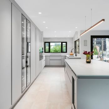 Leicht Queens - A U shaped kitchen with an island. - Kitchen & Bath Near Me - Kew Gardens, New York Leicht Queens - A U shaped kitchen with an island. - Kitchen & Bath Near Me - Kew Gardens, New York