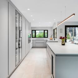 Leicht Queens - A U shaped kitchen with an island.