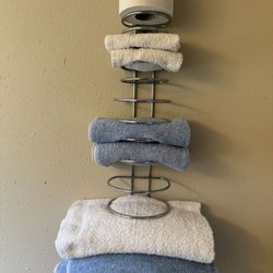 Red Eagle Motel and RV Park - Mis-matched, scratchy, thin towels.
