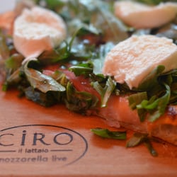 Ciro il lattaio - Ciro "il lattaio" | Pizza Parmaschinken, Rucola mit Ciro "il lattaio"Mozzarella |