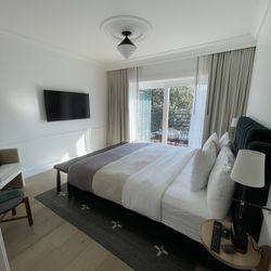 Longfellow Hotel - Large, bright room