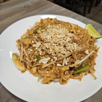 Mountain Thai Kitchen - Hot chicken pad Thai - Thai Near Me - Broomfield, Colorado