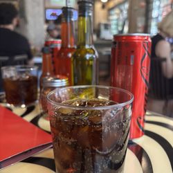 Dr. Pizza - Coke sin azucar, chili oil and other dips