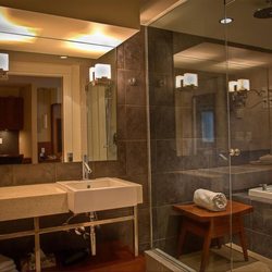 Coast Penticton Hotel - Superior Room Bathroom