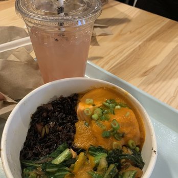 Fieldtrip Harlem - Salmon Bowl with Iced Tea x Passion fruit - New American Near Me - New York, New York Fieldtrip Harlem - Salmon Bowl with Iced Tea x Passion fruit - New American Near Me - New York, New York