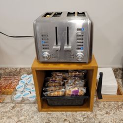 Seward Gateway Hotel - Breakfast - toaster Belgian waffles