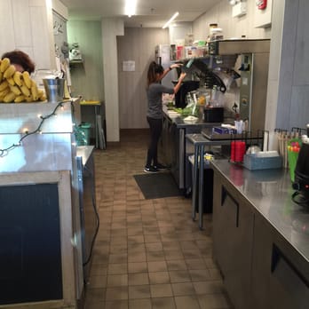Mingle Juice Bar - Juicer at work - Juice Bars & Smoothies Near Me - Glenview, Illinois