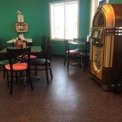 Zesty's Frozen Custard & Grill - Dining Room