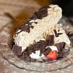 Café le Bonnet Rouge - Meringues with double cream, amazing!
