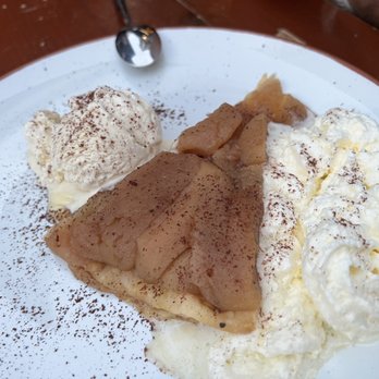 9 et Voisins - Apple with ice cream - could do better on presentation don't need so much whipped cream. - Belgian Near Me - Brussels, BRU