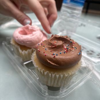 Magnolia Bakery - Bakeries Near Me - Chicago, Illinois