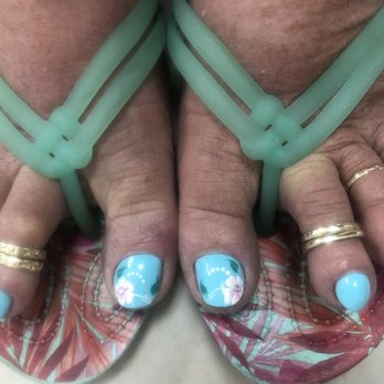 Creative Nails - Hibiscus design - Nail Salons Near Me - Honolulu, Hawaii